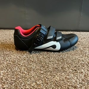 PELETON CYCLING SHOES! FLASH SALE!!! 🚨🚨🚨🚨🚨🚨🚨🚨🚨